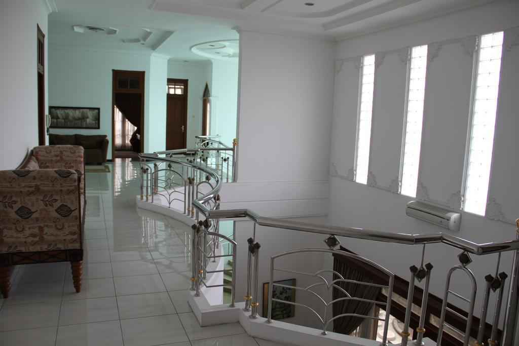 Alsalam Syariah Guesthouse Surakarta  Exterior photo
