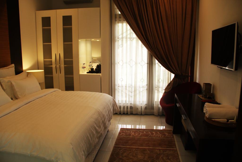Alsalam Syariah Guesthouse Surakarta  Exterior photo