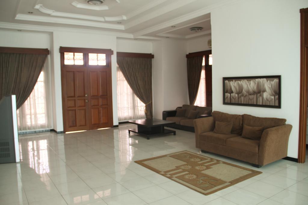 Alsalam Syariah Guesthouse Surakarta  Exterior photo
